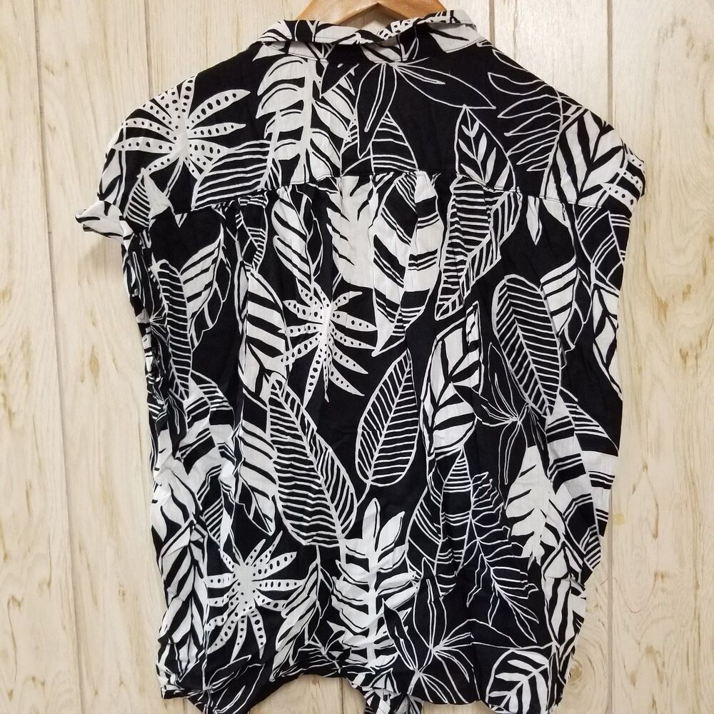 Old Navy Black & White Topical button down blouse M - Picture 2 of 4